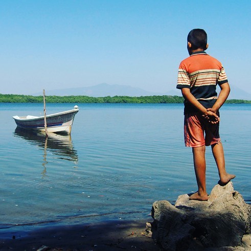 Joven mirando la Bahía de Jiquilisco